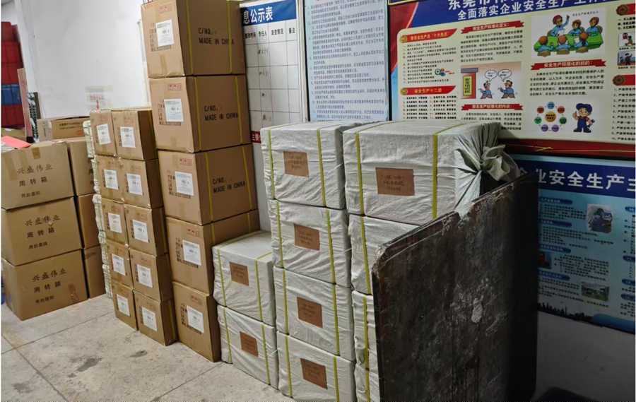 ออเดอร์ปัง! การผลิตของขวัญ Dongguan Yijiaxin เริ่มจัดส่งซีรีส์ขวดทรายดูดจำนวนมาก